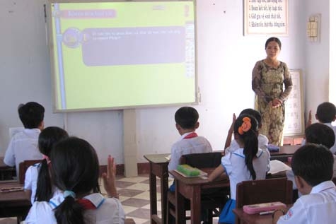 Giờ học môn địa lý của lớp 5B (Trường tiểu học Nghĩa Thuận, huyện Tư Nghĩa) hấp dẫn đến lạ, khi cô và trò được tiếp cận hệ thống dạy học tương tác trực tuyến 