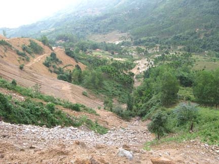 Hàng chục ngàn khối đất đá khác tràn xuống những thửa ruộng bậc thang ít ỏi của người Ca Dong bên phía ta-luy âm.
