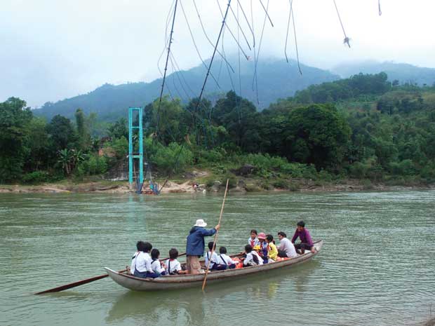 Do cầu sập, hàng ngày học sinh ở xã Sơn Thuỷ, huyện Sơn Hà (Quảng Ngãi) phải đi lại bằng chiếc ghe chèo qua sông Re. 