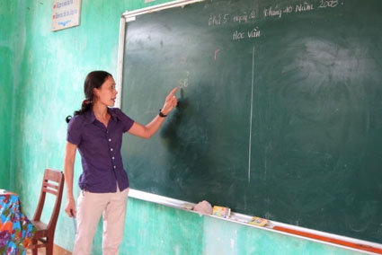Cô giáo dạy chữ cho học trò cho học trò ở vùng cao. 