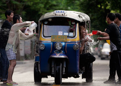 Té nước vào nhau trên đường phố Bangkok - Ảnh: Reuters 