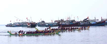 Đua thuyền là một trong những hoạt động hưởng ứng năm du lịch Quảng Ngãi 2011.
