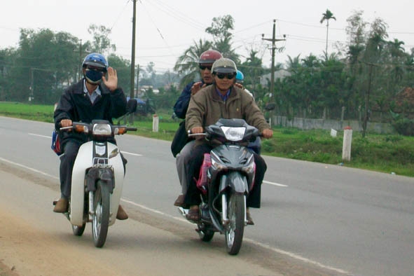 Nhóm bạn của anh Lê Xuân Viên (36 tuổi), quê ở xã Tịnh Bắc, huyện Sơn Tịnh, với cuộc hành trình bằng xe máy rời quê vào T.p Hồ Chí Minh