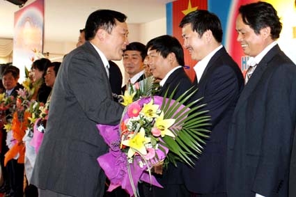 Bí thư Tỉnh ủy Nguyễn Hòa Bình tặng hoa cho các thành viên Ban chấp hành Hiệp hội Doanh nghiệp Quảng Ngãi.