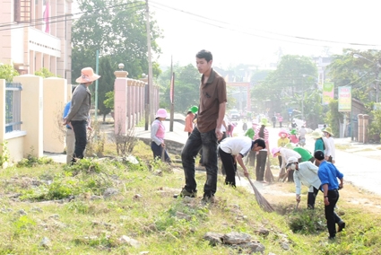 ĐVTN ở huyện Trà Bồng tham gia dọn vệ sinh môi trường.