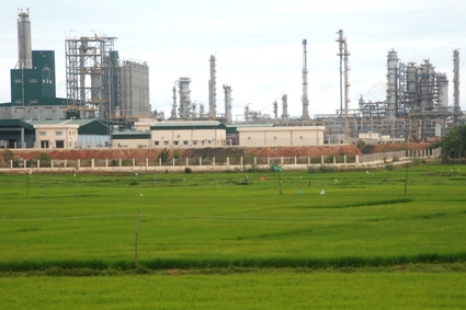 Nhà máy lọc dầu Dung Quất nhìn từ phía đường Võ Văn Kiệt thuộc địa phận xã Bình Trị, huyện Bình Sơn.                                        Ảnh: Minh Thu