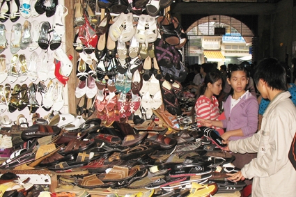 Khách hàng mua sắm tại chợ cũ Quảng Ngãi.