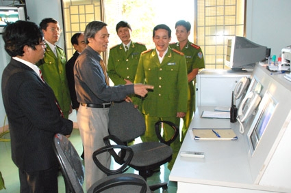 Phó Chủ tịch tỉnh Lê Quang Thích trao đổi với lực lượng Cảnh sát QLHC về TTXH Công an tỉnh về các phần mềm nâng cao hiệu quả công tác cải cách hành chính.