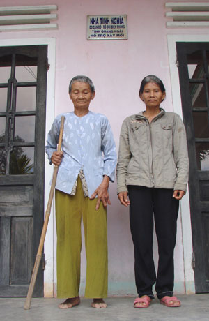 Bà nội (trái) và mẹ cô Loan đầy bệnh tật đang sống trong căn nhà tình nghĩa