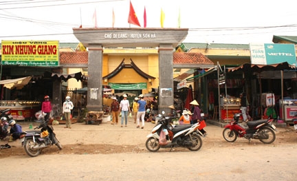 Chợ Di Lăng (Sơn Hà) - trung tâm buôn bán lớn khu vực phía tây của tỉnh. 