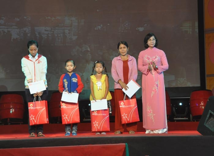 Phó Bi thư Thành ủy T.p HCM Nguyễn Thị Thu Hà trao quà cho con em các ngư dân trong tỉnh.