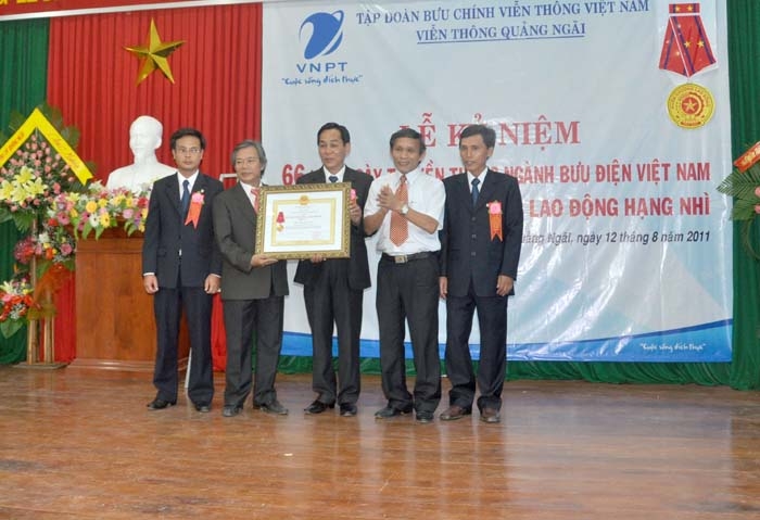 Thừa ủy nhiệm của Chủ tịch nước, đồng chí Cao Khoa-Phó Bí thủ tịch UBND tỉnh đã trao Hhư tỉnh ủy, C