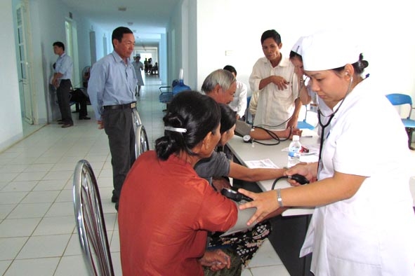 Các y, bác sỹ Công ty CP Bệnh viện Dầu khí Dung Quất khám bệnh cho người nghèo.