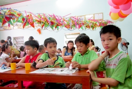 Các em thiếu nhi ở tổ dân phố 19, phường Trần Phú được vui đón Trung thu.