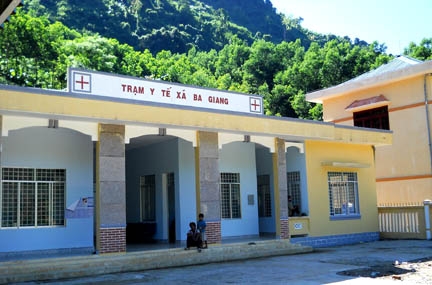 Trạm y tế xã Ba Giang (Ba Tơ) được xây dựng khang trang, nhưng không có điện nên cũng không có các thiết bị y tế. 