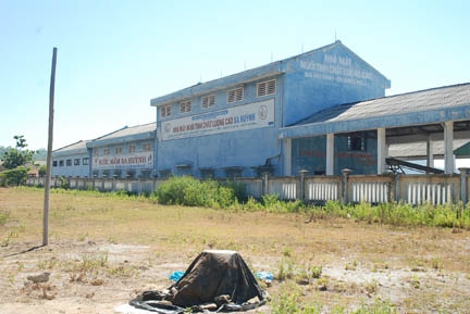  Trong khi diêm dân loay hoay tìm đầu ra cho sản phẩm, thì Nhà máy chế biến muối Sa Huỳnh lại ngừng hoạt động đã 3 năm nay.