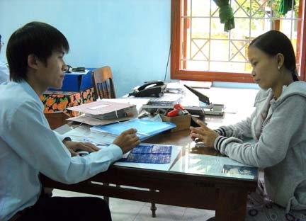 Cán bộ BHXH huyện Minh Long tư vấn và hướng dẫn người dân tham gia BHXHTN. 