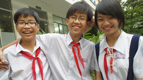 Ba học sinh của nhóm làm phim Người lớn và thuốc lá (từ trái sang): Nguyễn Lâm Tuyền, Nguyễn Hoàng Du và Trần Nguyễn Tường Vi  - Ảnh: PHI LONG