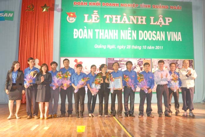 Các đồng chí lãnh đạo chụp hình với Ban chấp hành Đoàn thanh niên Công ty Doosan Vina.