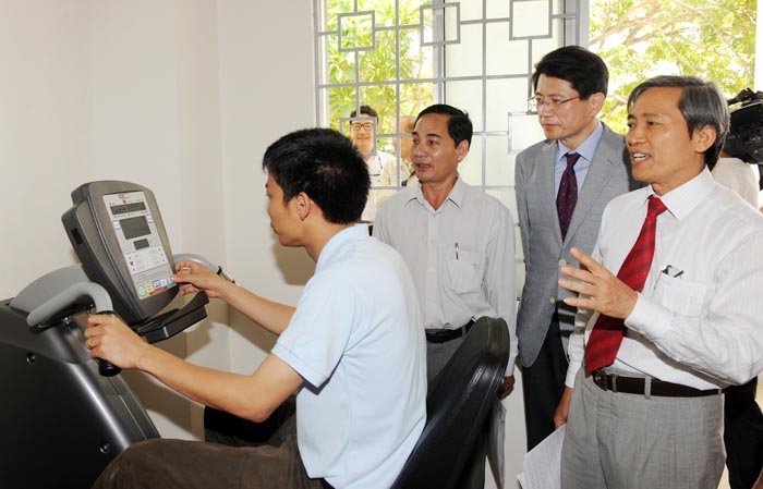 Lãnh đạo tỉnh thăm thiết bị y tế mà Doosan Vina trao tặng