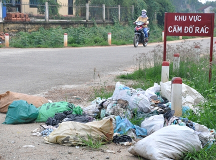 Mặc dù chính quyền địa phương đã cắm biển cấm đổ rác, nhưng người dân vẫn không mấy quan tâm.