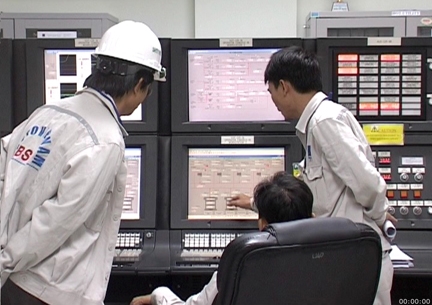 Kỹ sư Nguyễn Trọng Hà hướng dẫn cách vận hành chương trình phân bố tối ưu phụ tải cho hệ thống lò hơi và tuabin tại phân xưởng nhiệt điện, Nhà máy Lọc dầu Dung Quất.