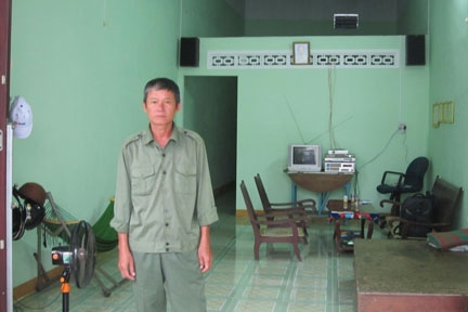 Ông Đào Văn Sửu trước căn nhà mới được xây dựng nhờ vào số tiền hỗ trợ của Hội cựu chiến binh tỉnh