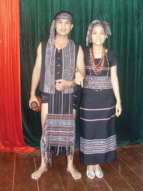 Bộ trang phục truyền thống lễ hội của dân tộc Hrê.