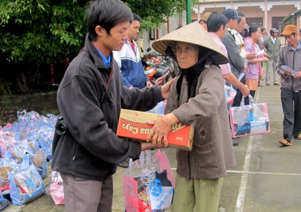 Tặng quà cứu trợ cho người dân xã Hành Phước