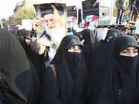 Người dân Iran biểu tình trước sứ quán Anh ở Tehran phản đối các chính sách cấm vận của phương Tây