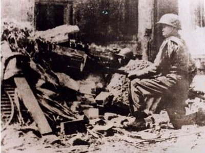 Cảm tử quân Hà Nội ôm bom ba càng đón đánh xe tăng quân Pháp trong ngày đầu toàn quốc kháng chiến, cuối 1946. Ảnh: Bảo tàng Cách mạng Việt Nam