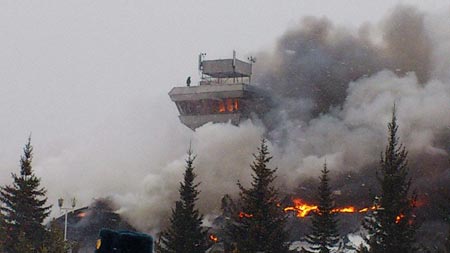 Đám cháy khổng lồ lật đổ cả một tòa tháp. Ảnh: Aviation Herald.