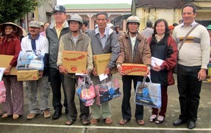 Công ty TNHH Pou Yuen Việt Nam tặng quà người nghèo xã Hành Phước (Nghĩa Hành).