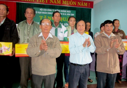 Tặng quà cho các gia đình nạn nhân chất độc da cam tại huyện Sơn Tịnh