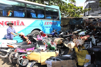 Hàng trăm xe gắn máy của người lao động đang được tập kết để chở về quê.