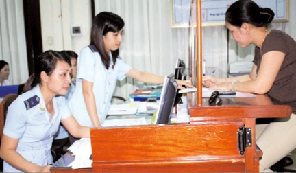 Cán bộ Cục Hải quan Quảng Ngãi tư vấn cho DN thực hiện thông quan điện tử.  
