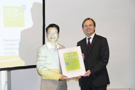 Tiến sĩ Phạm Văn Quân (trái) nhận giải Green Talents. (Ảnh: Nhân vật cung cấp)