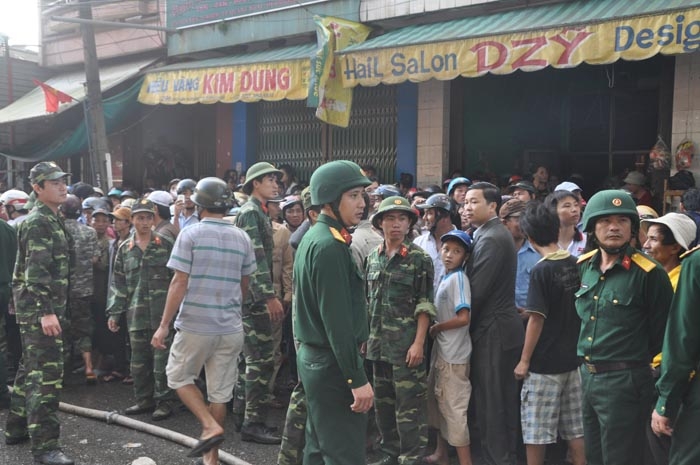 Lực lượng chức năng tham gia giữ trật tự khu vực trước chợ.