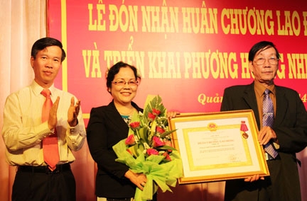Bí thư Tỉnh ủy Võ Văn Thưởng (trái) trao Huân chương Lao động hạng Ba cho Đảng ủy Khối Doanh nghiệp tỉnh.              