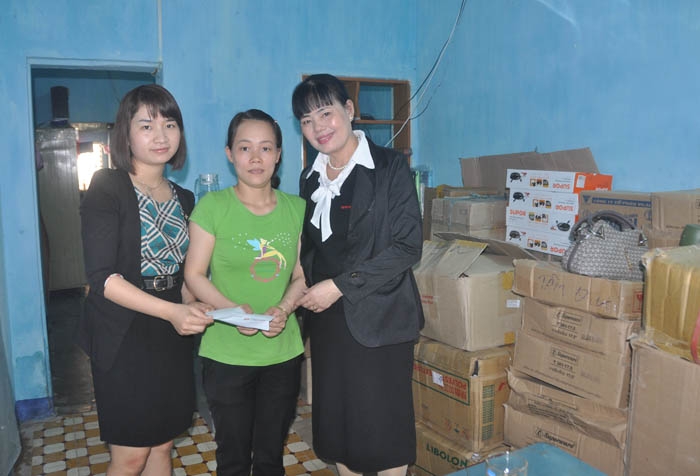 Lãnh đao Techcombank Quảng Ngãi thăm hỏi và hỗ trợ tiền cho tiểu thương.