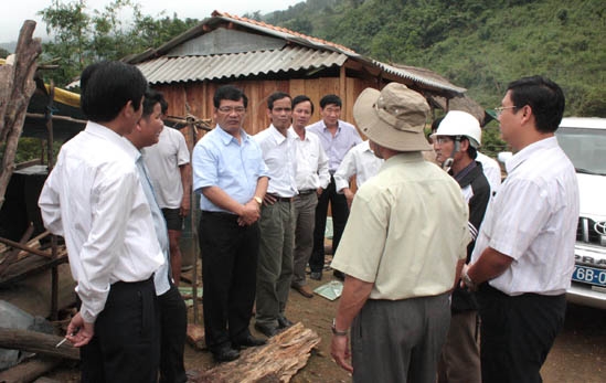 Phó Chủ tịch UBND tỉnh Lê Viết Chữ kiểm tra hiện trường khu tái định cư ở xã Trà Xinh