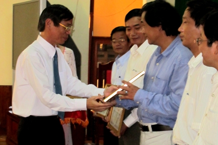 Đồng chí Nguyễn Minh Tuấn- Chủ tịch UB MTTQVN tỉnh trao bằng khen cho các tập thể có thành tích xuất sắc