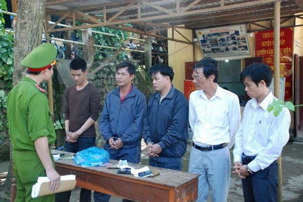 5 con bạc tại Công an huyện Sơn Tây.