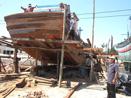 Ngư dân Hành Văn Hóa phải vay mượn hơn 400 triệu đồng để đóng mới chiếc tàu cá sau khi bị chìm tại cửa biển Mỹ Á vào ngày 16-11-2011