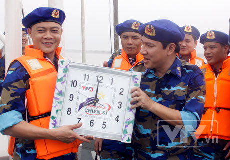 MC Quang Thắng trao phần thưởng cho đội trưởng Quang Minh và đồng đội