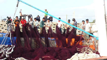 Đoàn viên Nghiệp đoàn nghề cá An Hải đang chuẩn bị ngư lưới cụ để vươn khơi.