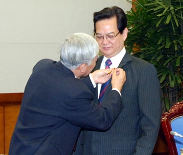  Chủ tịch Hội Cựu chiến binh VN trao tặng Thủ tướng Kỷ niệm chương của Hội. Ảnh: Chinhphu.vn
