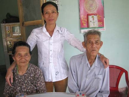 Chị Việt bên ba mẹ.