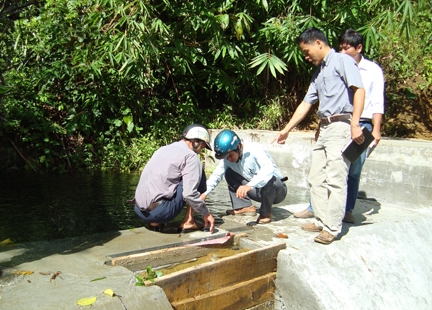 Chủ đầu tư và chính quyền xã Trà Lâm (Trà Bồng) giám sát công trình nước sạch dân sinh xây dựng trên địa bàn xã.