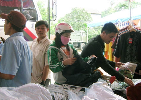 Người tiêu dùng ở huyện miền núi Ba Tơ chọn mua hàng VNCLC do Siêu thị Co.op Mart Quảng Ngãi bày bán theo chương trình 